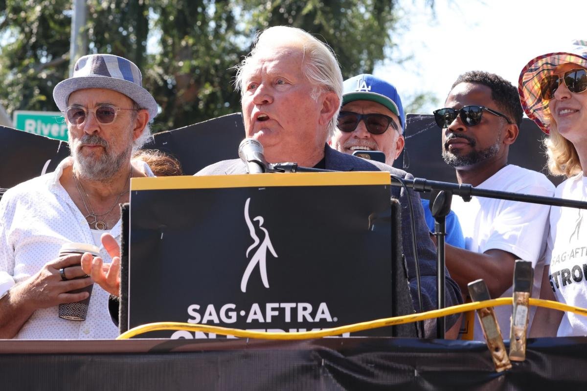 "Acting Chief" Martin Sheen reunites with the West Wing stars for a rousing speech from the picket line